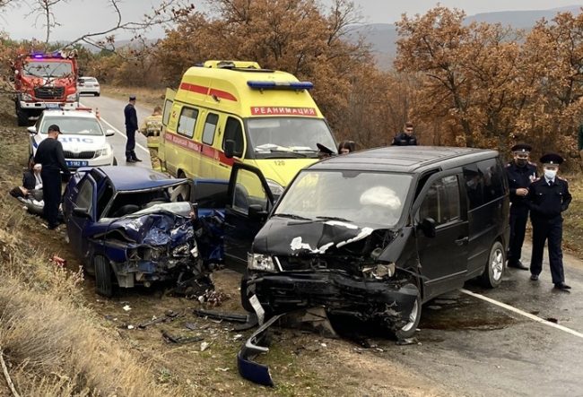 В воскресенье в районе села Генеральское в Крыму произошло столкновение двух легковых автомобилей, пострадало 3 человека