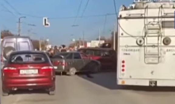На выезде из Симферополя случилась авария с участием шести автомобилей.