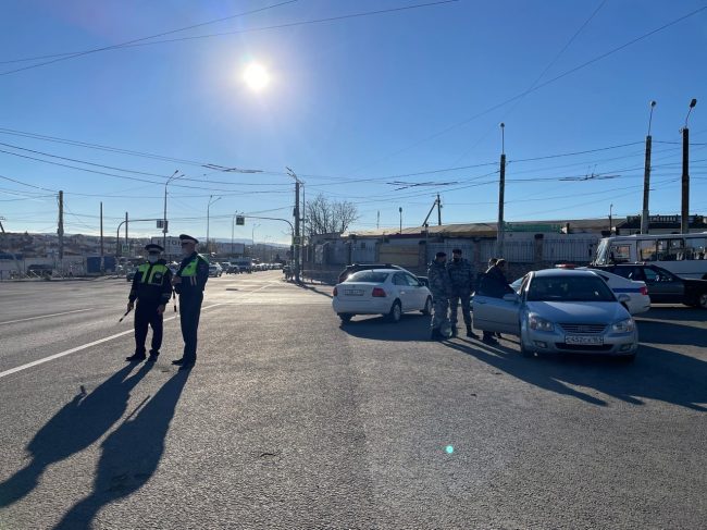 Судебные приставы в Севастополе арестовали два автомобиля