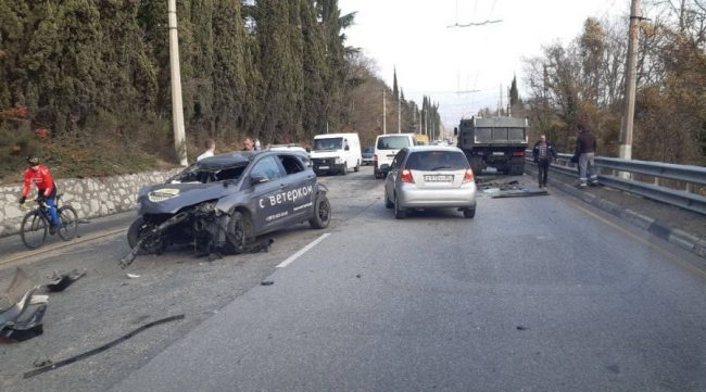 Водитель и пассажир легкового автомобиля пострадали в результате столкновения с грузовиком и внедорожником, произошедшего под Алуштой