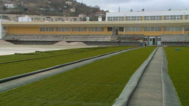 Строительная площадка стадиона «Горняк» в Балаклаве наконец «озеленилась». На скандально известном долгострое начали укладывать искусственный газон