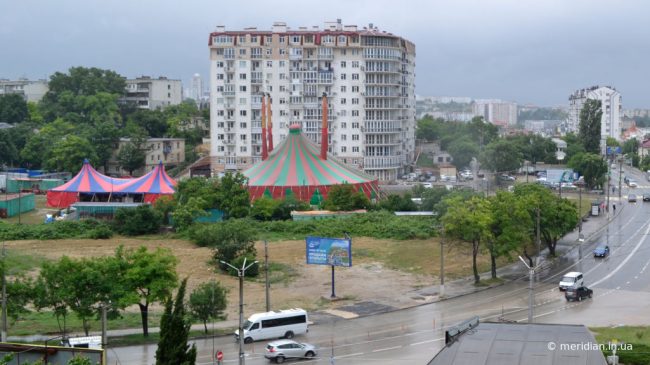 Севастопольский цирк, расположенный в шатре в Загородной балке