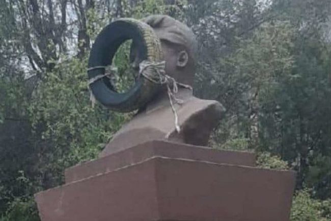 Трое подростков задержаны в Евпатории за осквернение памятника Кирову
