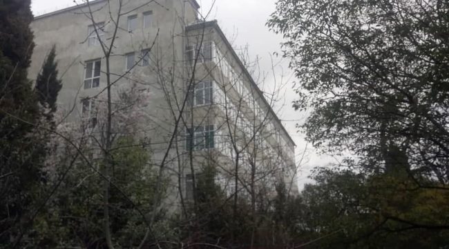 Ялтинская детская больница не может возобновить работу в своем прежнем здании на улице Халтурина из-за незавершенного капремонта