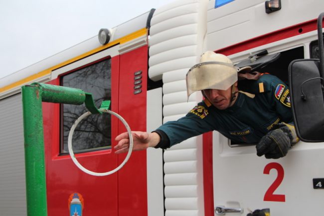 В Симферополе прошли соревнования по «Скоростному маневрированию на пожарных автомобилях»