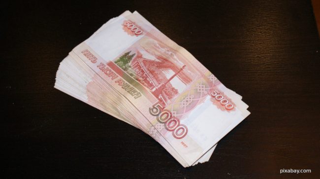 пачка денег рубли пятитысячные