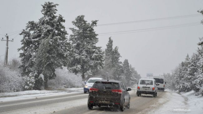 снег на дороге в Крыму