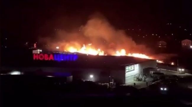 В районе объездной Симферополя рядом с двумя торговыми центрами и автозаправкой произошел крупный пожар