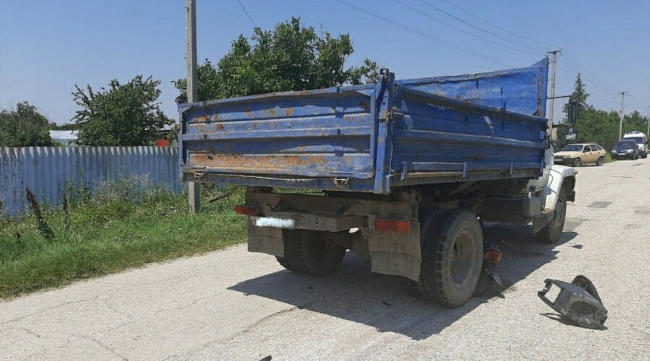 Мужчина, управляя автомобилем «ГАЗ 3309», не предоставил преимущество в движении мопеду. В результате произошло столкновение, 13-летний водитель мопеда скончался на месте происшествия