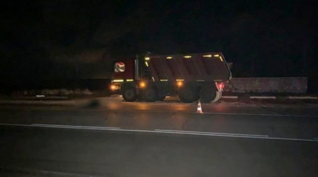 Пешеход погиб под колесами грузовика Mercedes на въезде в Евпаторию.