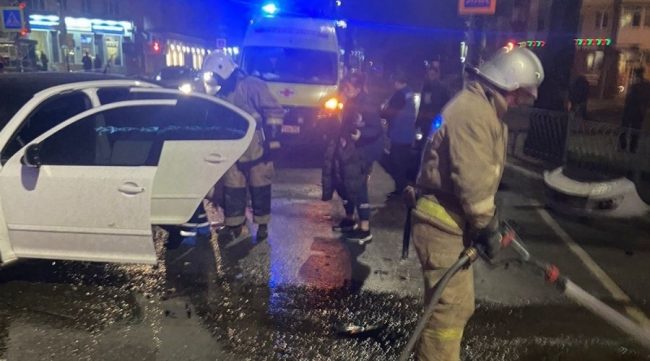 Спасатели деблокировали мужчину, пострадавшего при столкновении легкового автомобиля с автобусом в центре Симферополя