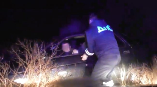 Сотрудники полиции после погони задержали жителя Кировского района Крыма, который, не имея водительских прав, управлял автомобилем в состоянии опьянения