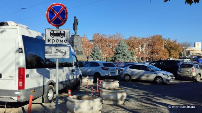 Стоянка транспорта на площади Нахимова в Севастополе