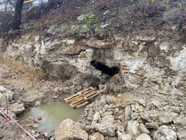 при проведении дорожных работ на улице Адмирала Владимирского был обнаружен подземный объект
