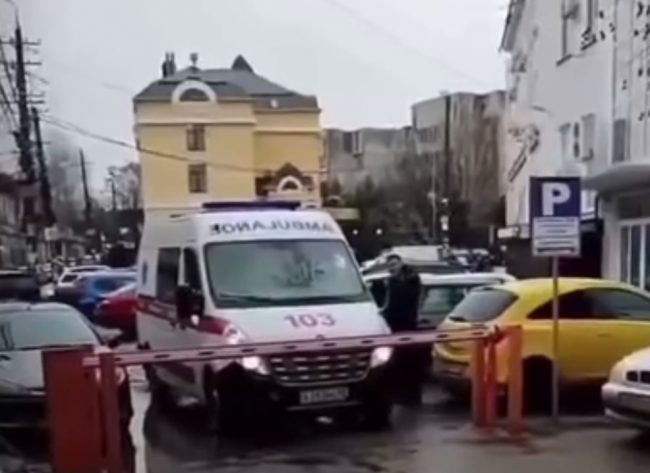 Охранник парковки в центре Симферополя не пропустил машину скорой помощи на вызов.