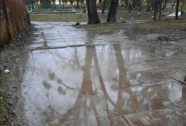 Жители столицы Крыма пожаловались на лужи и грязь, которые приходится преодолевать детям и подросткам по пути в 31-ю школу.