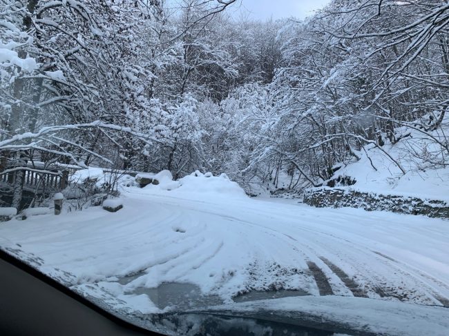из-за снега перекрыли дорогу на Ай-Петри