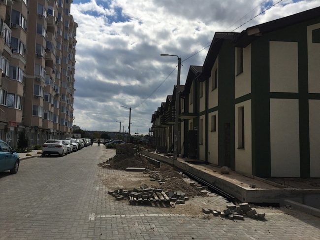 В Севастополе поджавшие многоквартирный дом по улице Шевченко, 26 таунхаусы были построены с нарушениями. Это подтвердила проверка Севгосстройнадзора, проведённая в начале декабря этого года