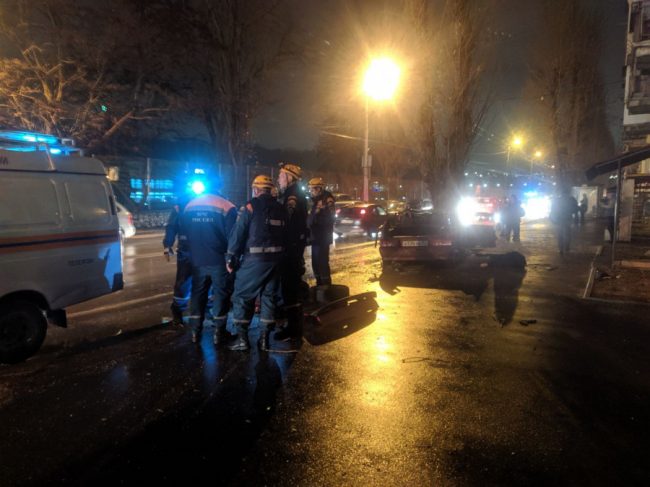 Около 06:00 утра 27 декабря в Севастополе на улице Героев Севастополя в районе площади Ревякина рядом с остановкой общественного транспорта по направлению из центра, произошла авария, унесшая человеческую жизнь