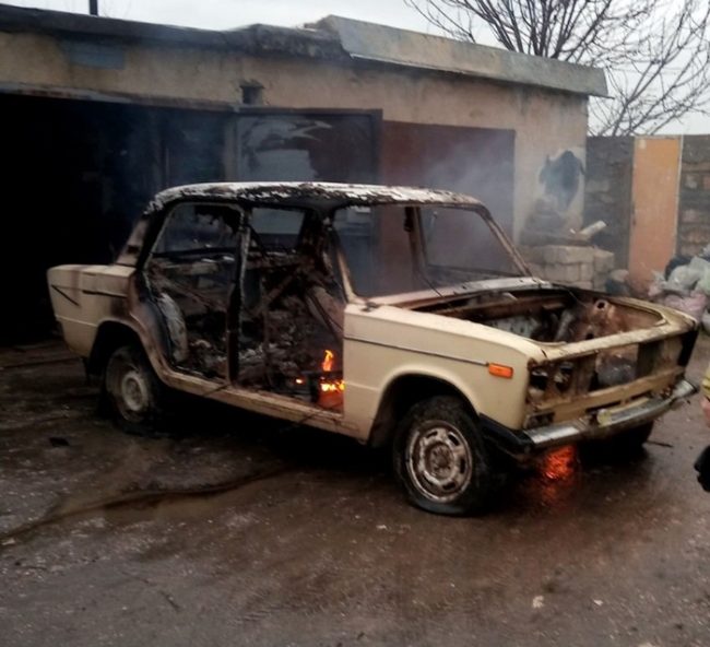 в селе Вилино на территории гаражно-строительного кооператива горит отдельно стоящий автомобиль «ВАЗ 2106»