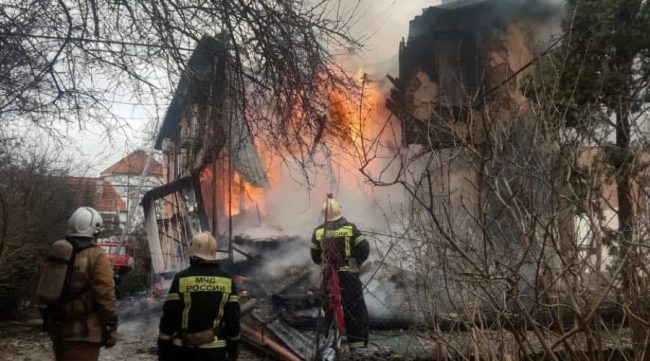 Часть крыши и внешней стены многоквартирного дома, который загорелся сегодня днем в Ялте, обрушилась