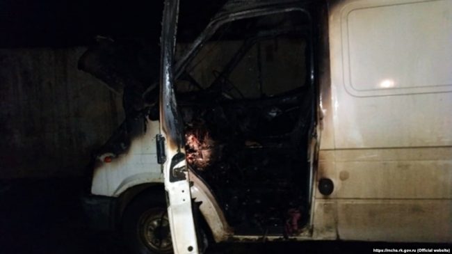 В поселке Широкое Симферопольского района Крыма на территории частного домовладения сгорел микроавтобус Ford Transit