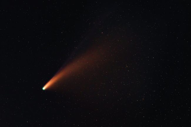 Неизвестный светящийся объект пролетел в небе над Крымом