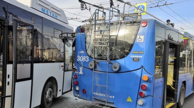 Автобус врезался в троллейбус в Севастополе, пострадали трое детей