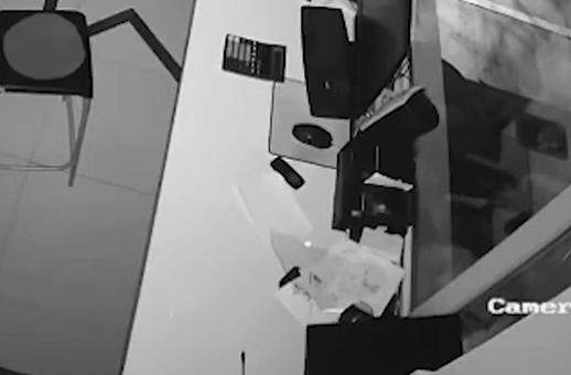 Мужчина ночью разбил металлопластиковое окно в службе доставки суши и вытащил сейф с деньгами, который стоял на подоконнике