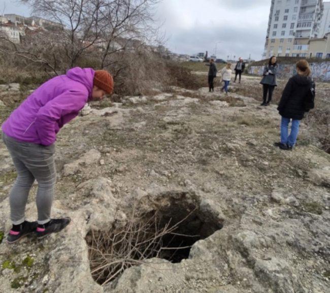 Активисты просят правительство города Севастополя обратить внимание на территорию античной усадьбы 101а и хотят создать там современный археологический эко-парк.