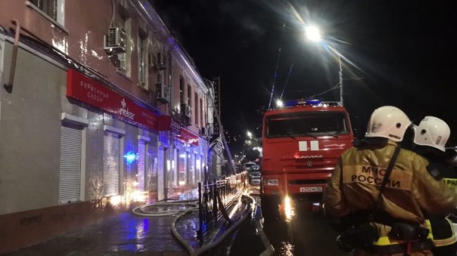 Пожар произошёл накануне вечером в Ялте на улице Киевской. О возгорании в двухэтажном многоквартирном доме стало известно в 20.46.