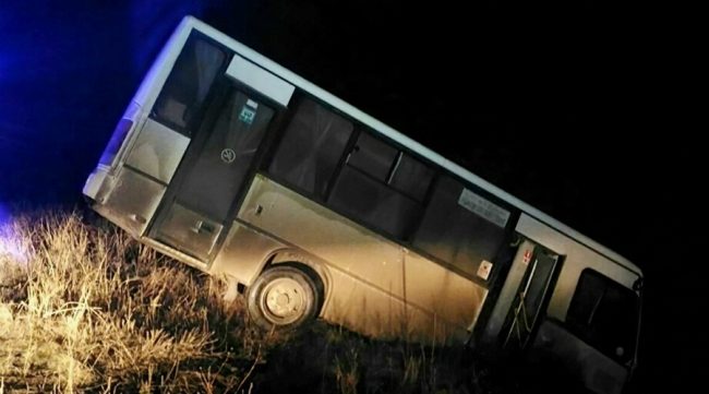 Пассажирский автобус из-за непогоды не справился с управлением и съехал в кювет в Белогорском районе