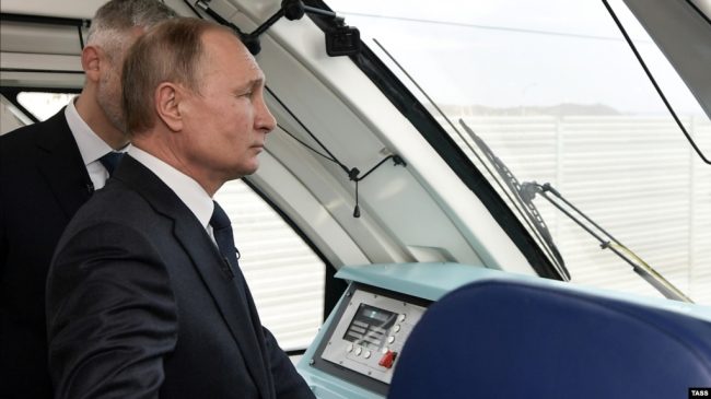 Владимир Путин на Керченском мосту