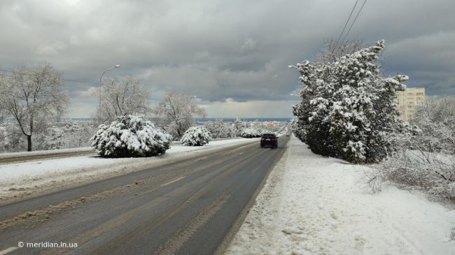 снег на дороге в Севастополе