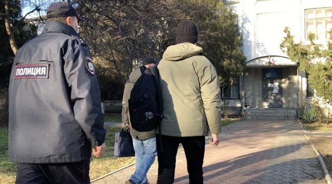 Сотрудники ФСБ задержали в Керчи школьника, сообщившего ложную информацию о якобы готовящейся атаке на учебное заведение