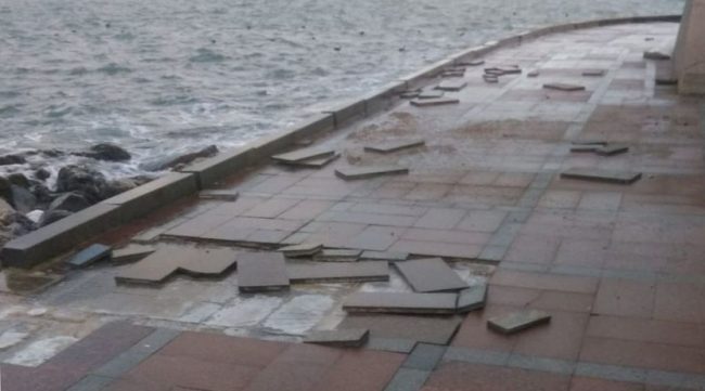 Волны разбили плитку неподалёку от здания городского Аквариума