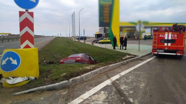 На трассе «Таврида» вблизи Керчи водитель автомобиля Daewoo не справился с управлением и допустил выезд за пределы проезжей части в кювет