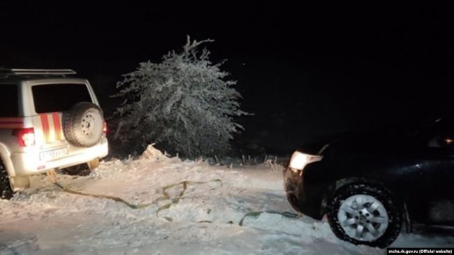 на Долгоруковской яйле оказался заблокирован в снежном заносе автомобиль Mitsubishi Outlander