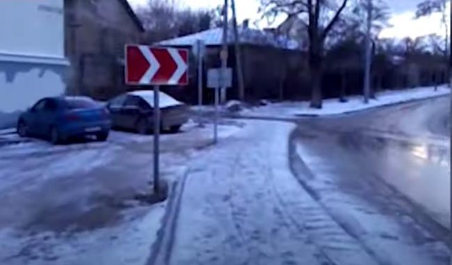 На улице Героев Севастополя рабочие довольно странным образом установили дорожные знаки