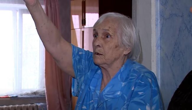В Севастополе 85-летняя старушка в одиночку борется с потопом в квартире