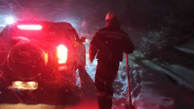 спасатели эвакуировали автомобили из снежных заносов