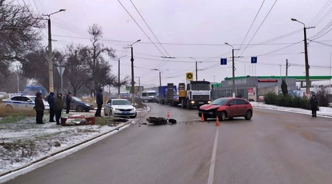 Водитель мопеда получил серьезные травмы в результате столкновения с легковушкой в Севастополе