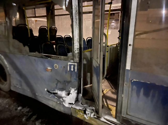 Разбито стекло и разорвана обшивка: странная троллейбусная авария в Севастополе