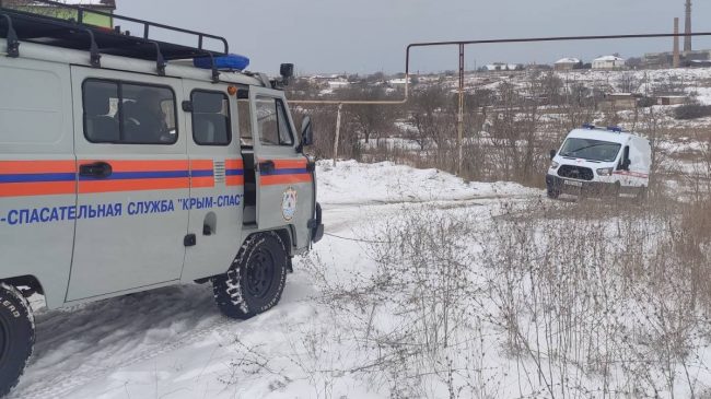 Сотрудники «КРЫМ-СПАС» эвакуировали машину скорой медицинской помощи