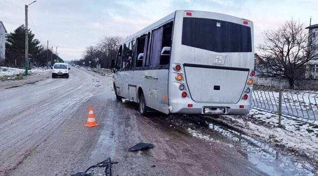Комбинированная дорожная машина в Белогорске совершила столкновение с автобусом, в котором находились пассажиры. В результате ДТП пострадала женщина 1974 года рождения