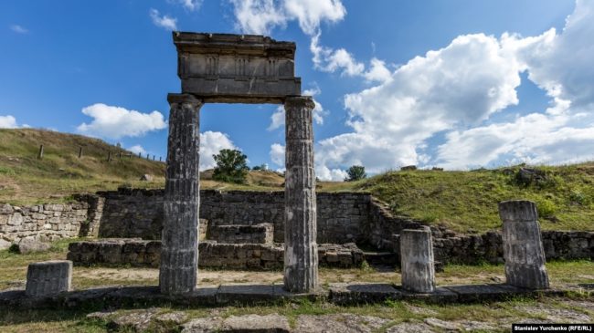 Античные колонны на руинах Пантикапея в Керчи