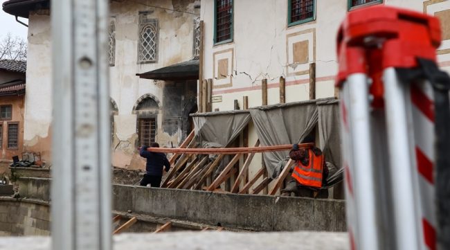 Прогнившие фахверковые балки здания предварительно являются причиной повреждения Свитского корпуса Ханского дворца в Бахчисарае