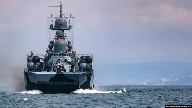 Корабль ВМФ России во время учений в Черном море
