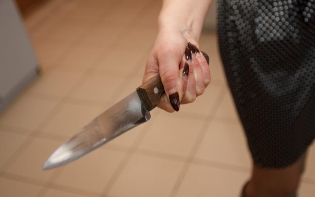 женщина с ножом в руке