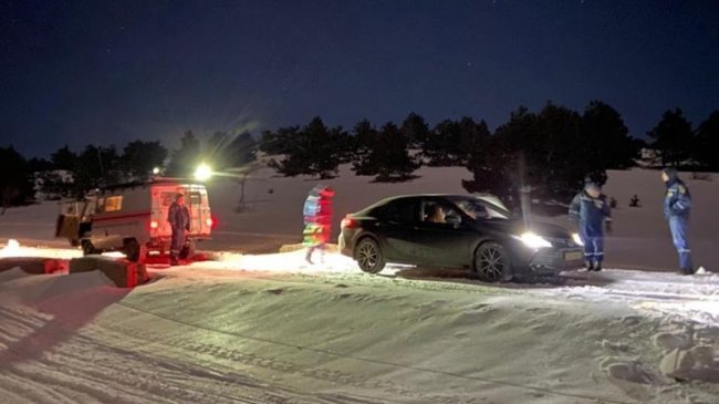 Два человека на легковом автомобиле Toyota во время подъема на плато горы Ай-Петри съехали с дорожного полотна и застряли в снежном заносе.